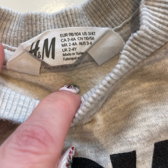 H&M Kids Marvel Avengers Sweatshirt, Size: 3T/4, like new, worn couple times - Picture 4 of 5